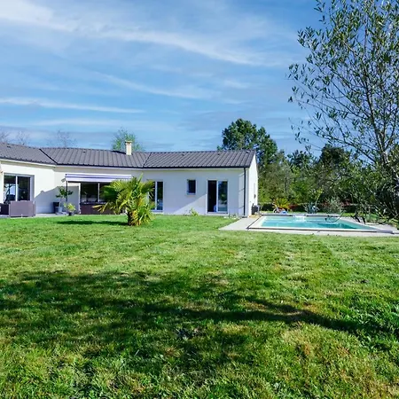 Bungalow Confortable Avec Piscine